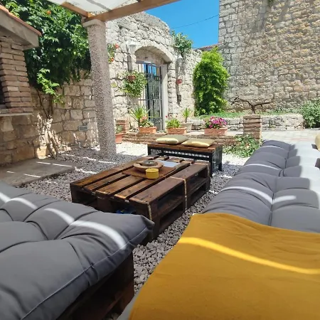 **stone House ** Center ** Old Town Appartement