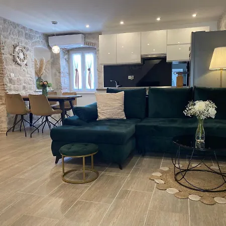 **stone House ** Center ** Old Town Appartement *