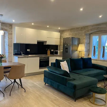 **stone House ** Center ** Old Town Appartement